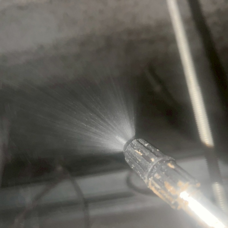 天井裏を噴霧器で除菌・消臭