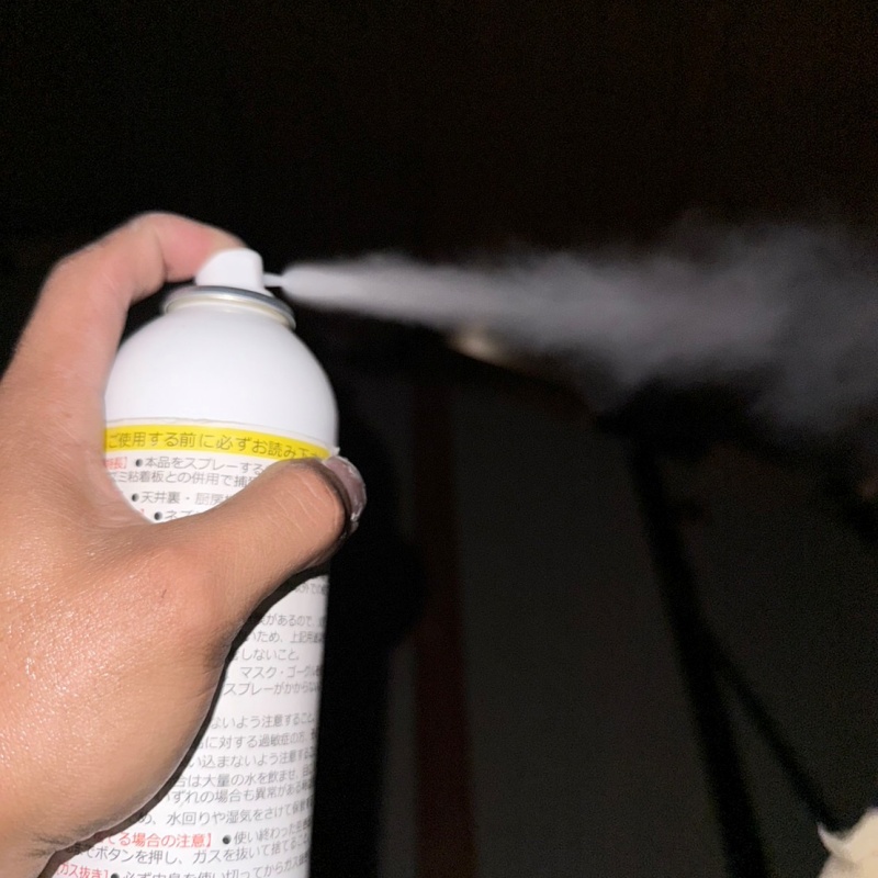 忌避剤を吹き付けている様子