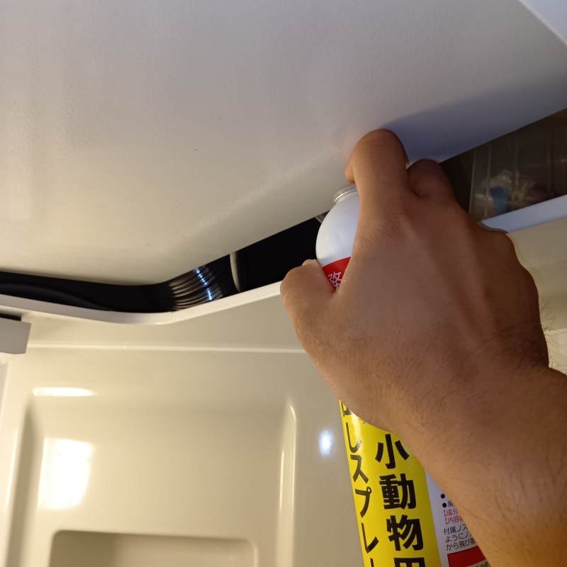 すき間に忌避剤を散布
