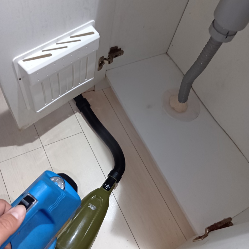 噴霧器で除菌剤・消臭剤を散布