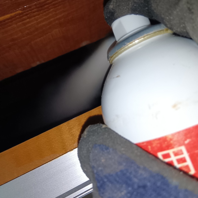忌避剤を吹き付けている様子