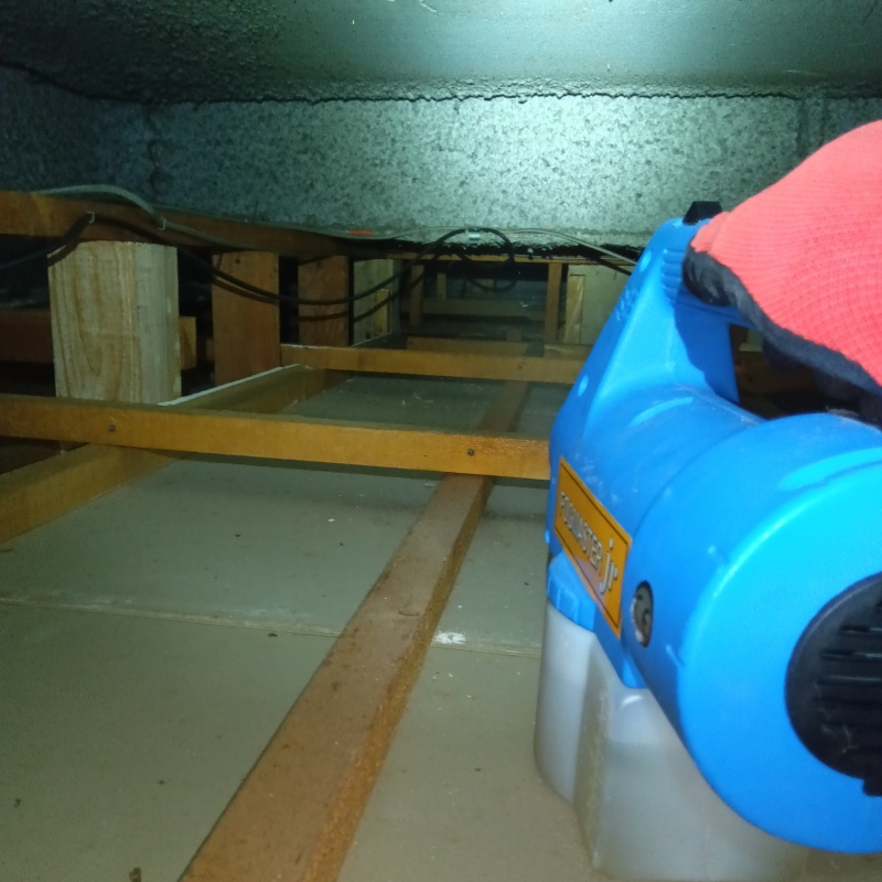 天井裏を噴霧器で除菌・消臭