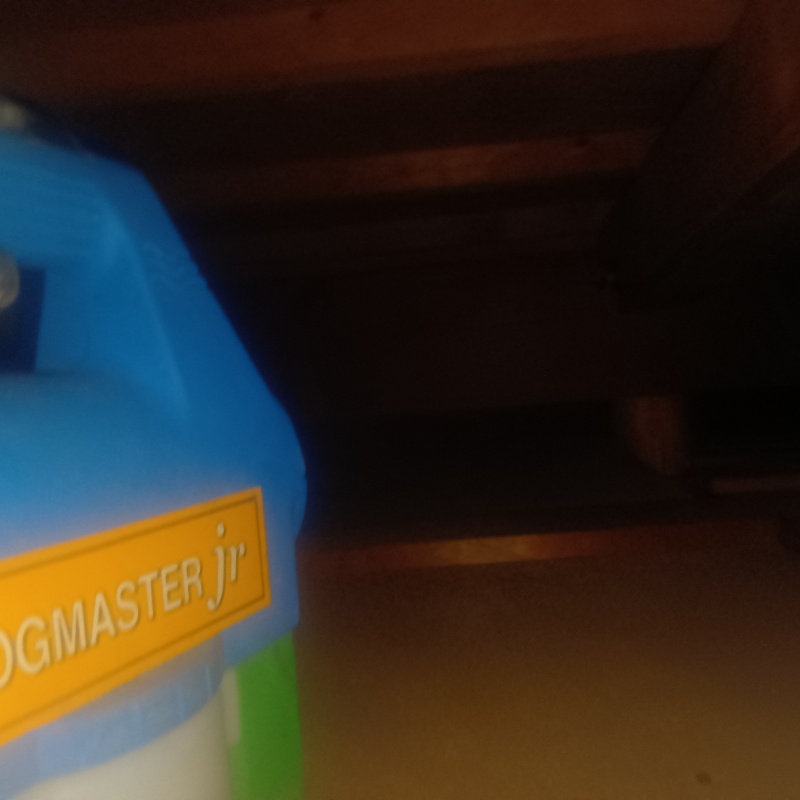 屋根裏に除菌剤を散布