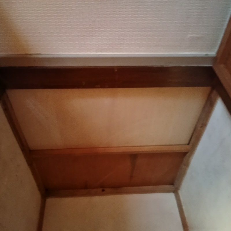 天井の開口部を板で塞ぐ