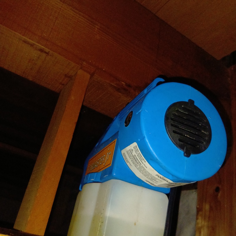 天井裏を噴霧器で除菌・消臭