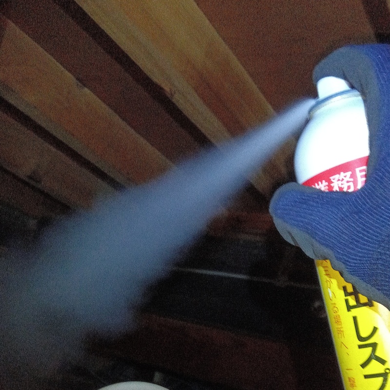 天井裏に忌避剤を散布