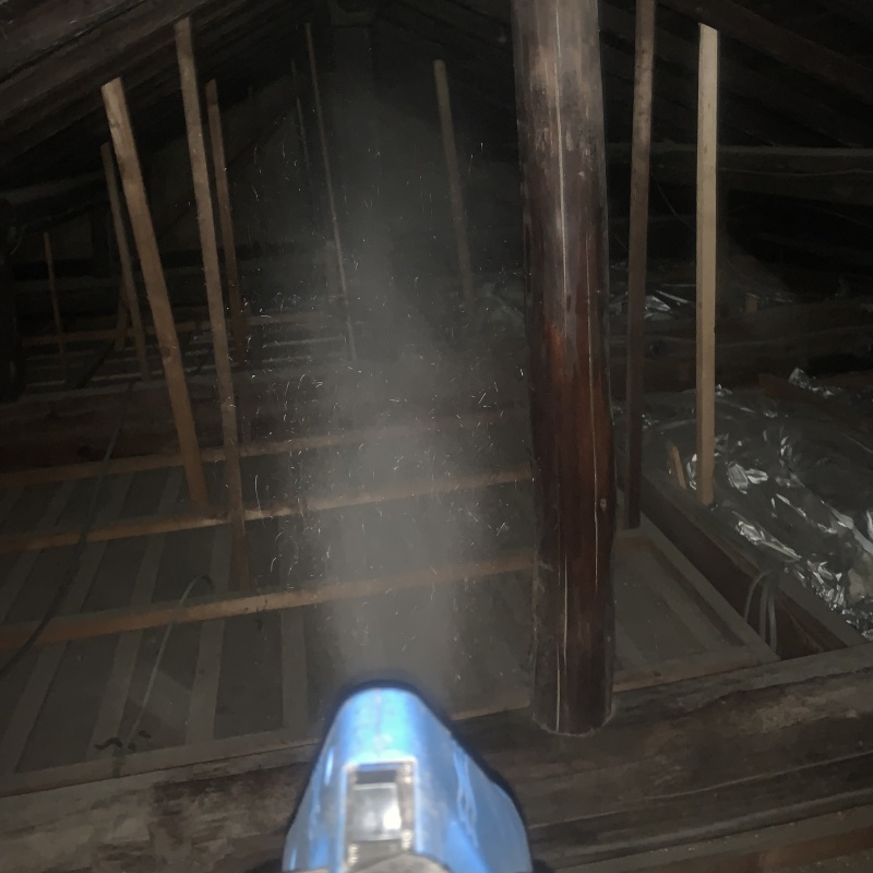 天井裏を噴霧器で除菌・消臭