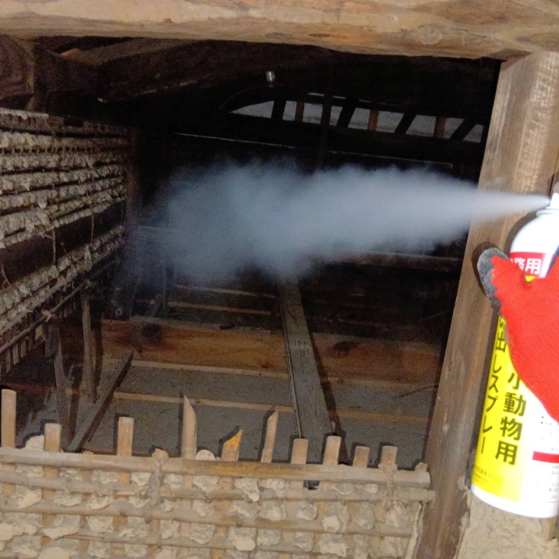 忌避剤を吹き付けている様子