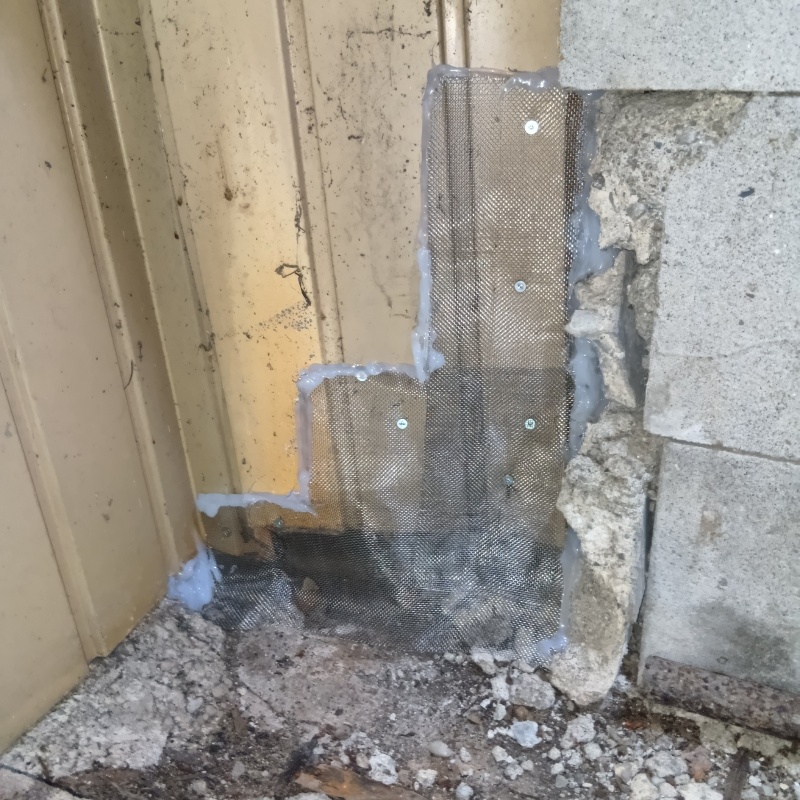 建物の侵入口を金網で封鎖