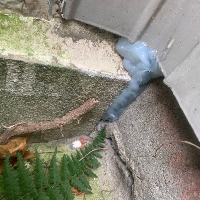 壁のすき間をパテで封鎖