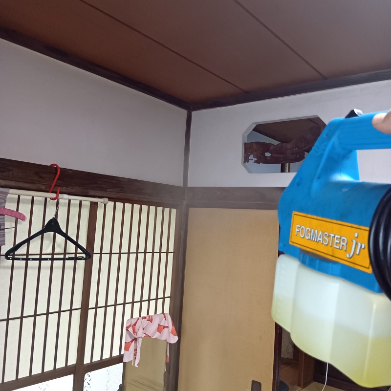 室内に除菌剤を散布