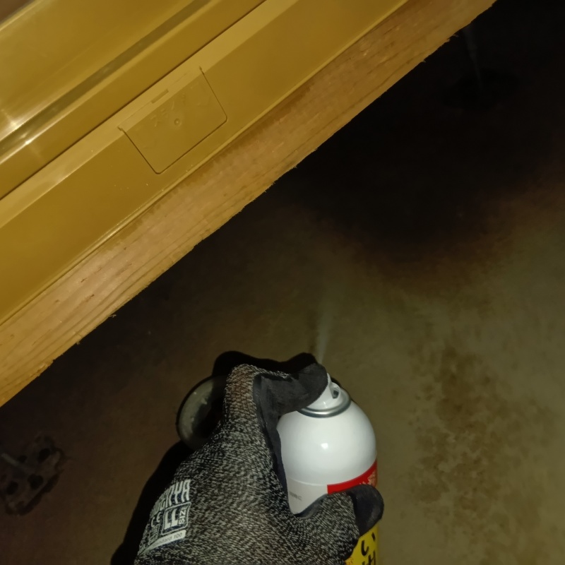 忌避剤を吹き付けている様子