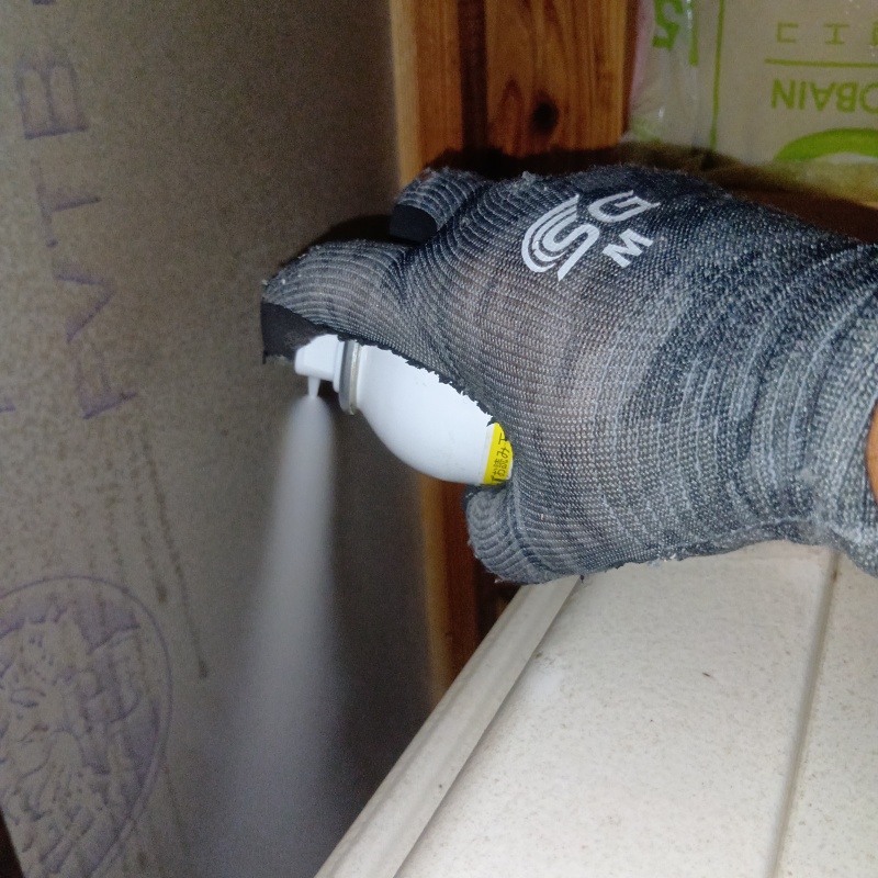 すき間に忌避剤を散布