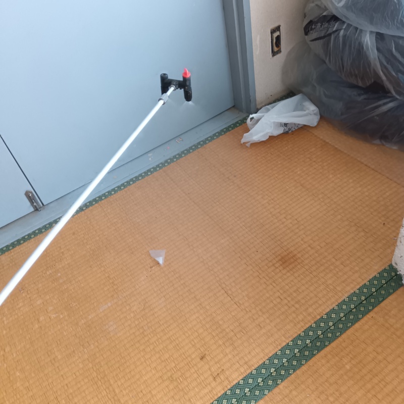 除菌・消臭剤を吹き付ける様子