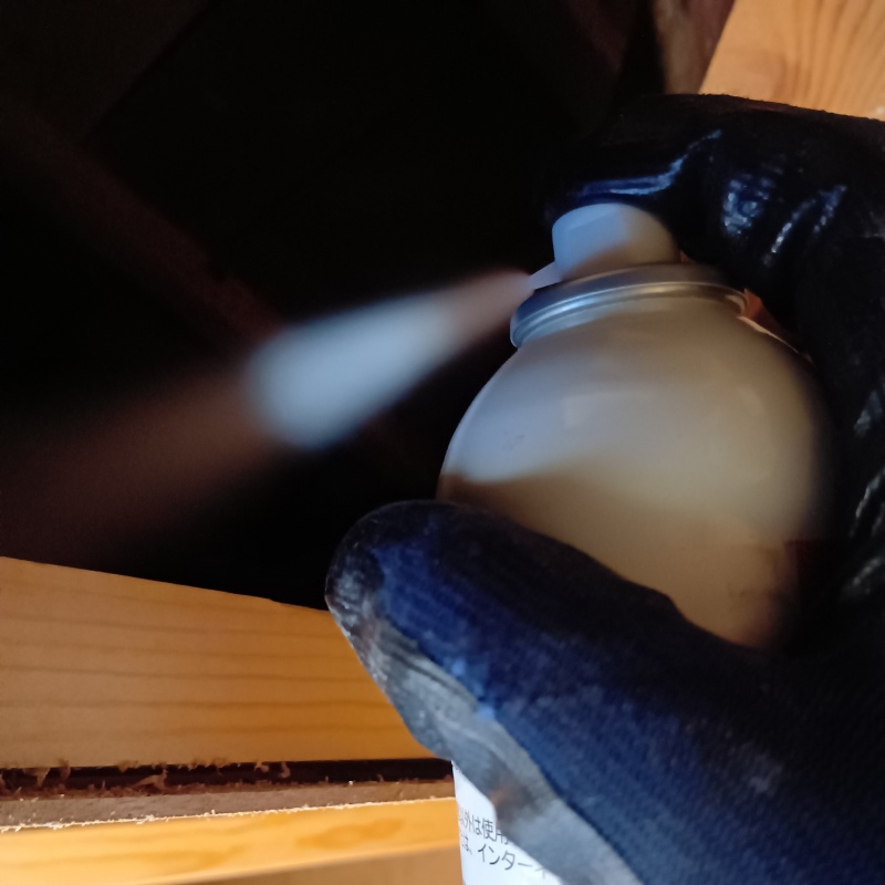 天井裏に忌避剤を散布