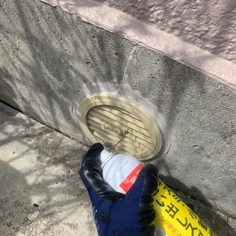 換気口から忌避剤をスプレー