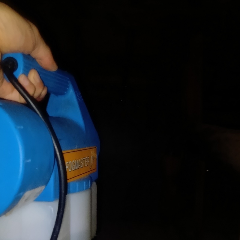 噴霧器で殺虫剤を散布