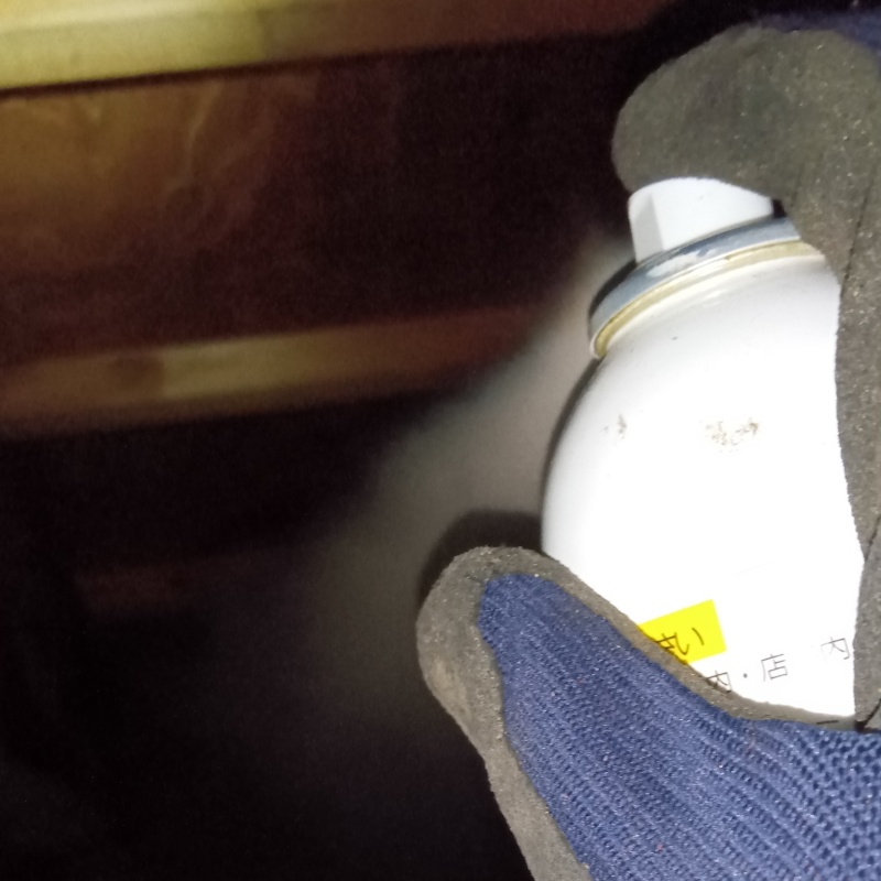 天井裏に忌避剤を散布