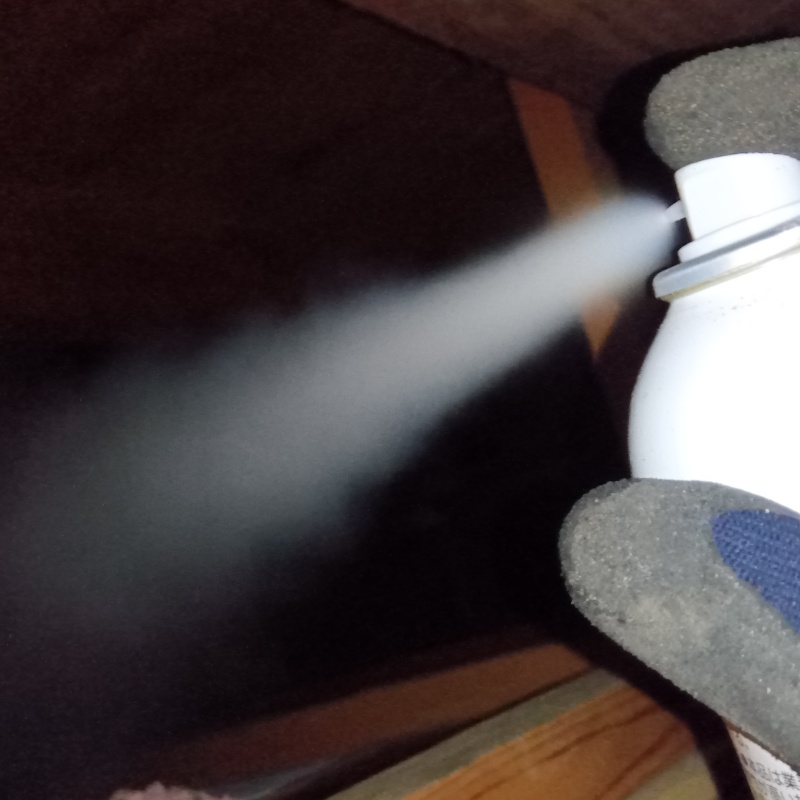 天井裏に忌避剤を散布