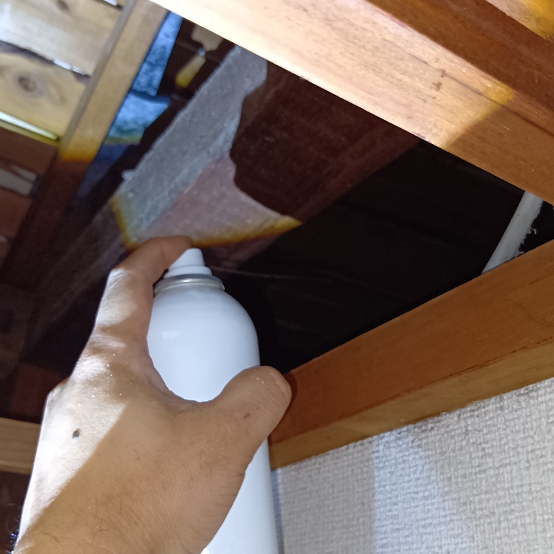 天井裏に忌避剤を散布
