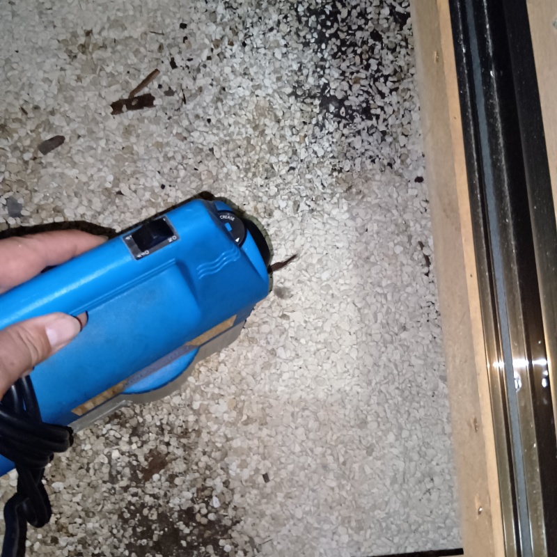 床下を噴霧器で除菌・消臭