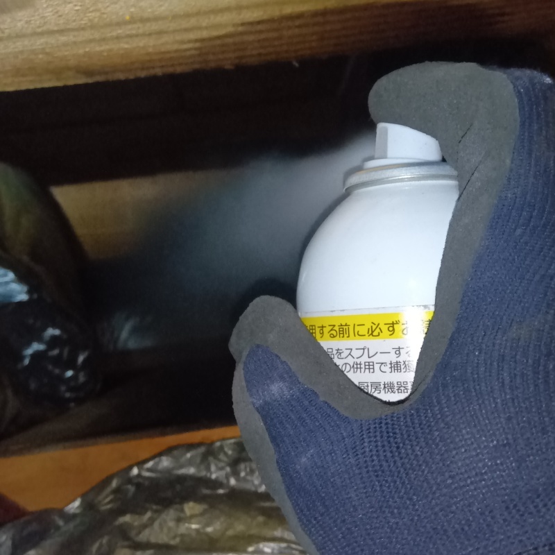 天井裏に忌避剤を散布