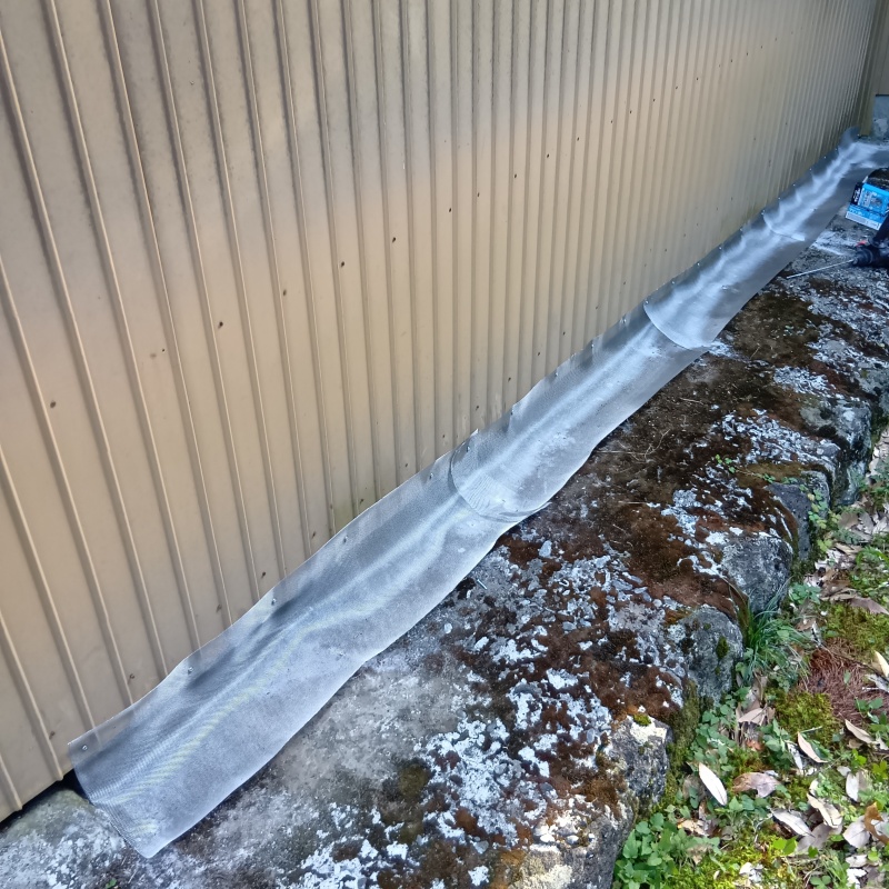 外壁と地面の間のすき間を封鎖