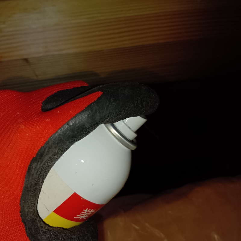 忌避剤を吹き付けている様子