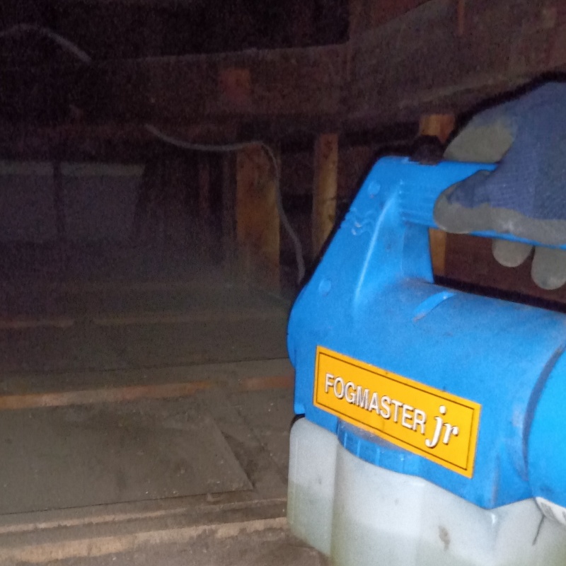 天井裏を噴霧器で除菌・消臭