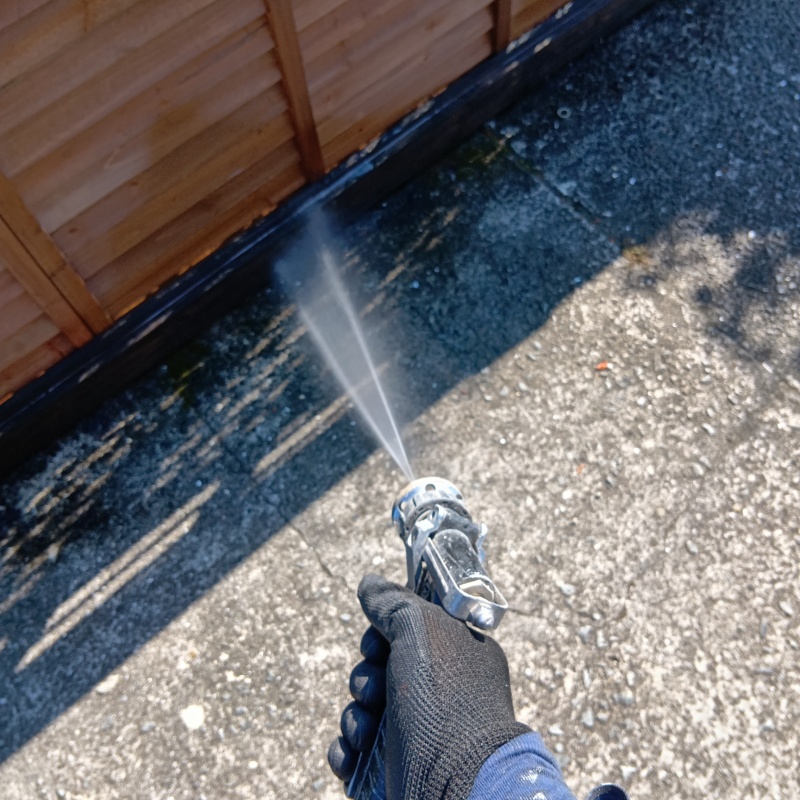 外周に忌避剤をスプレー