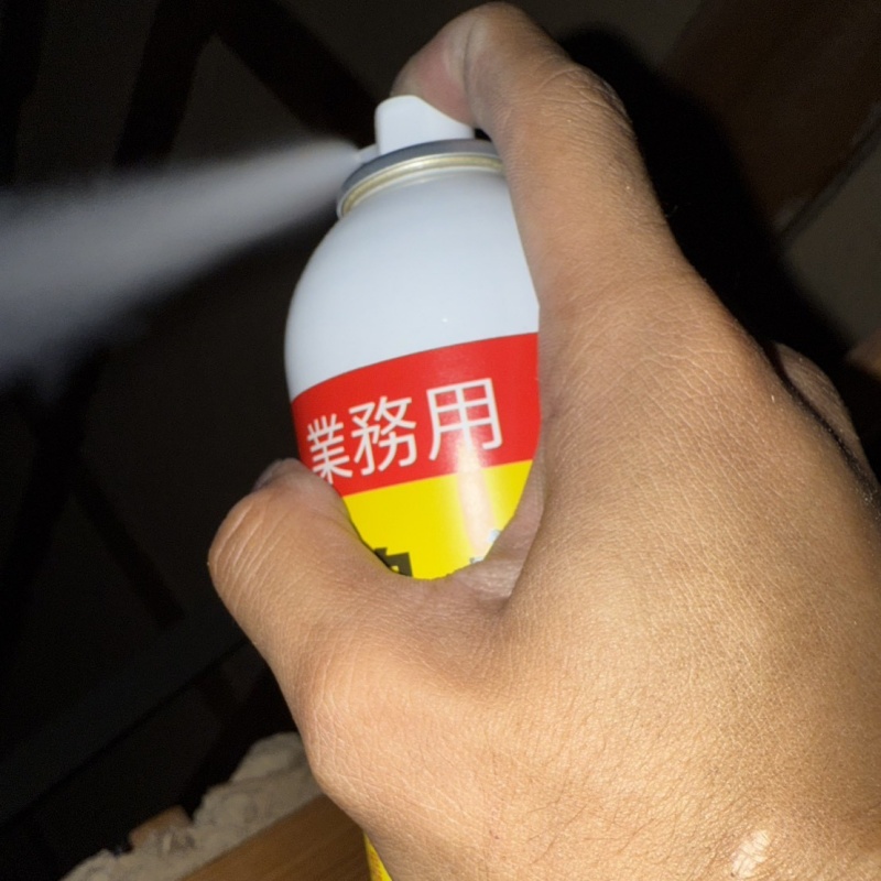 忌避剤を吹き付けている様子