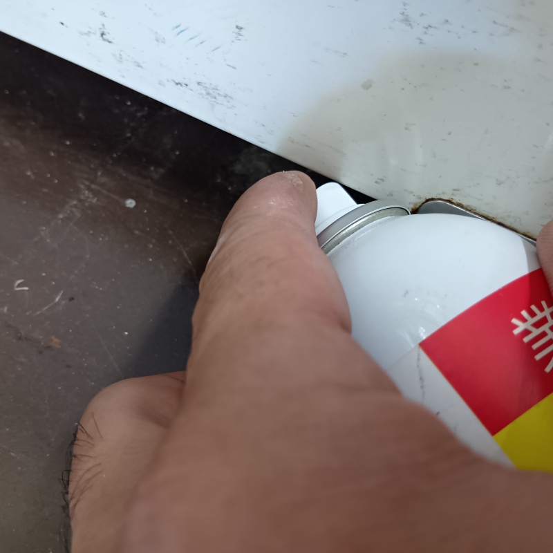 忌避剤を吹き付けている様子