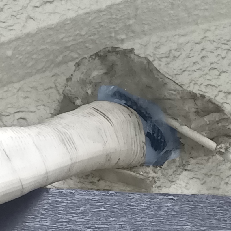 配管が通る穴のすき間を封鎖