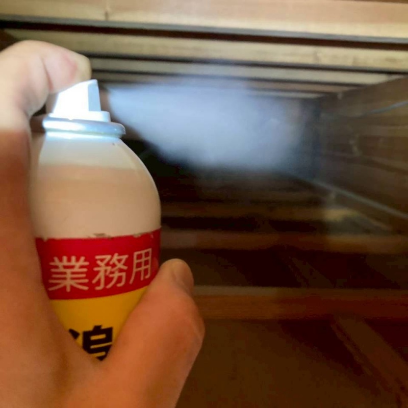 天井裏に忌避剤を散布