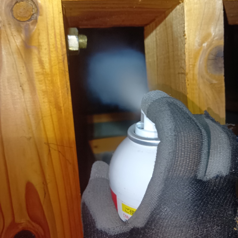 忌避剤を吹き付けている様子