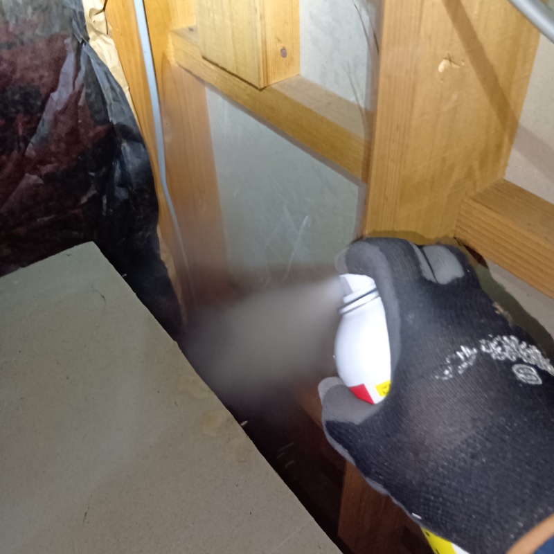 天井裏に忌避剤を散布