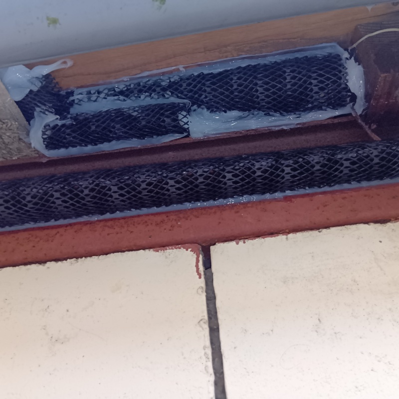 壁のすき間をネットとパテで封鎖