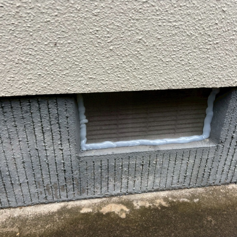 床下換気口をネットとパテで封鎖