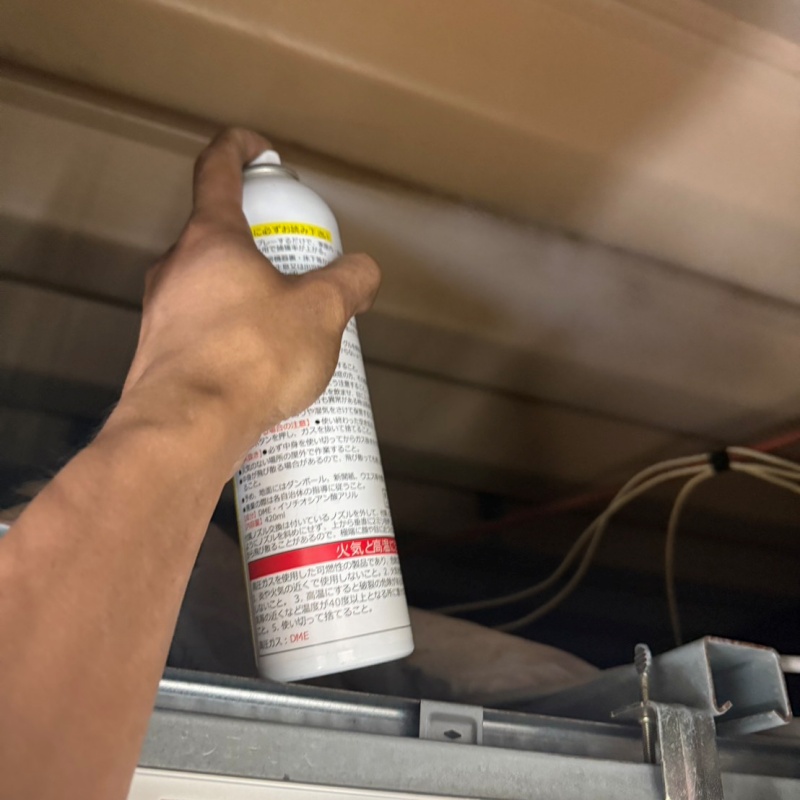 天井裏に忌避剤を散布