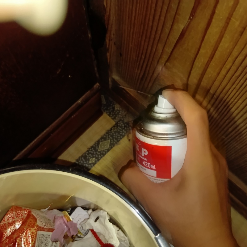 殺虫剤をスプレー