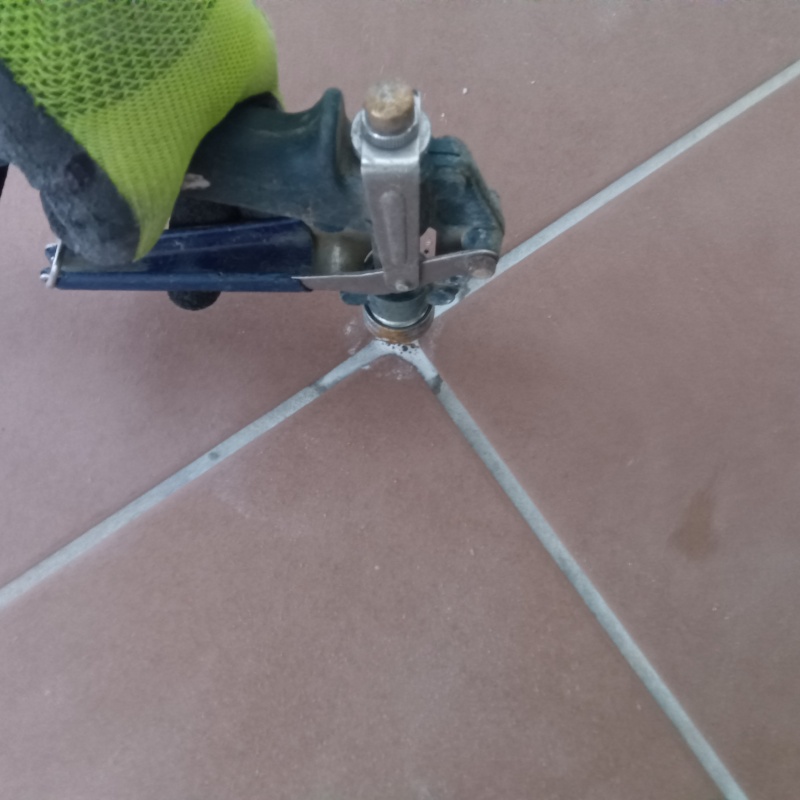 床に防蟻剤を注入
