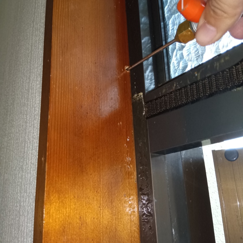 柱にシロアリ駆除剤を注入