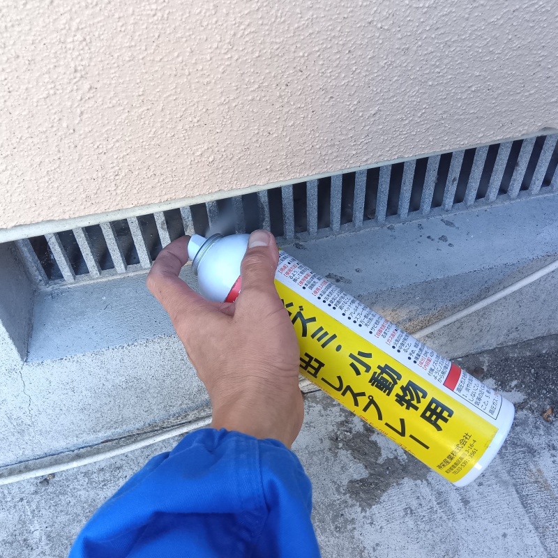 床下換気口から忌避剤をスプレー