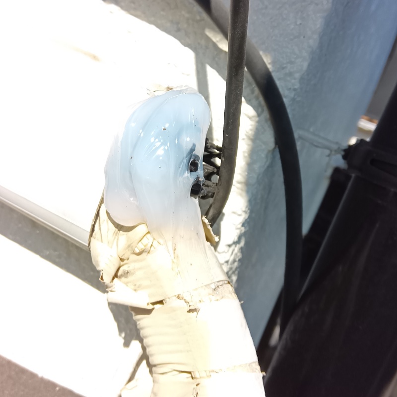 配管が通る穴のすき間を封鎖