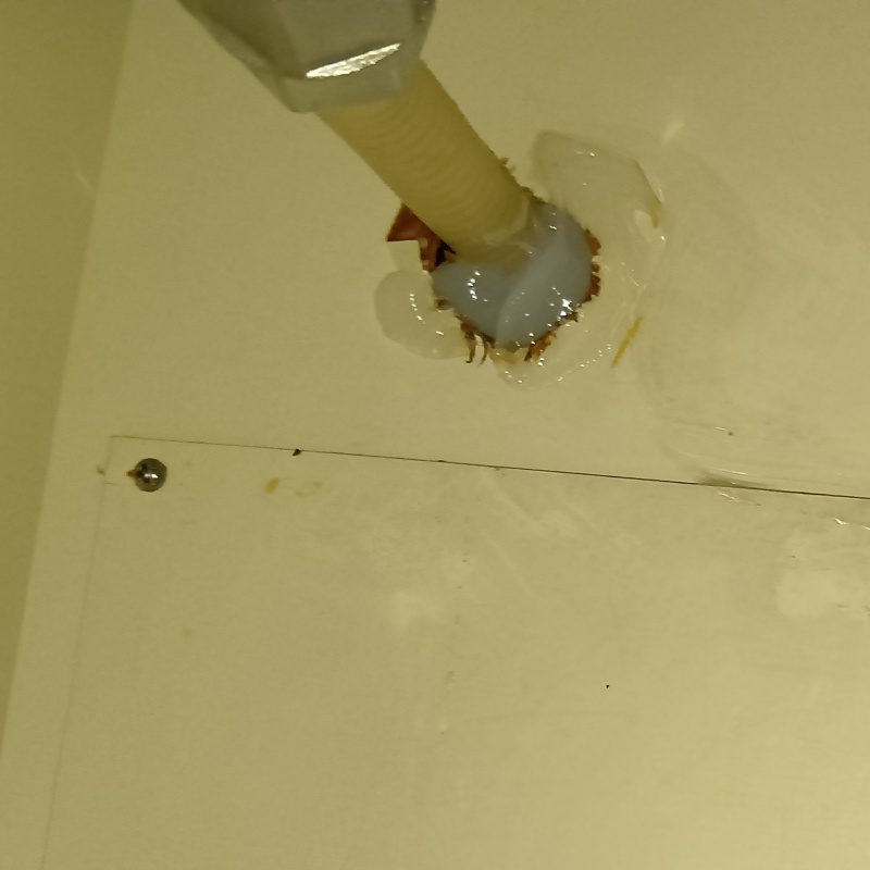 配管が通る穴のすき間を封鎖