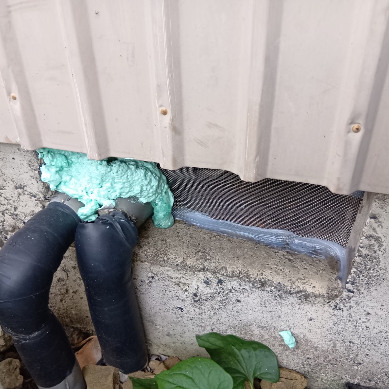 配管が通る穴のすき間を封鎖