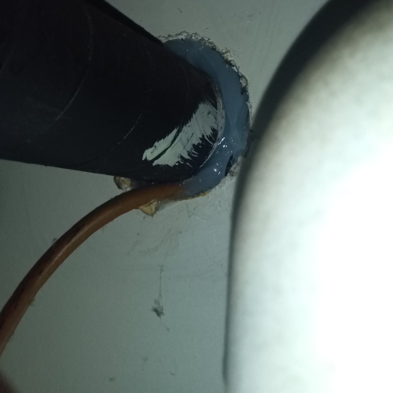 配管導入部のすき間をパテで封鎖