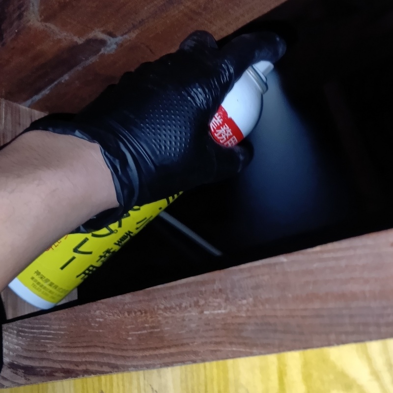 屋根裏に忌避剤をスプレー