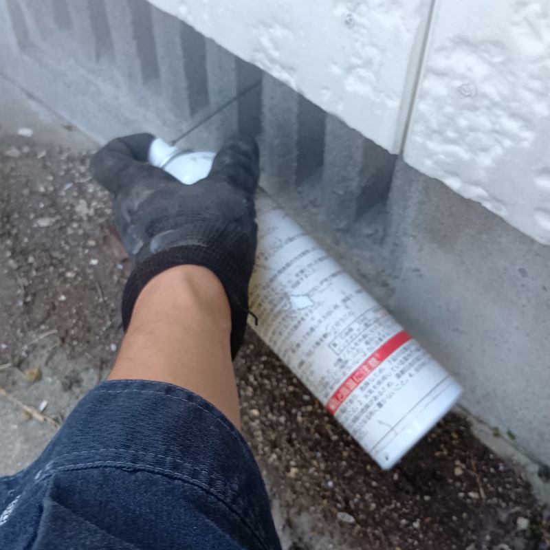 床下換気口から忌避剤をスプレー