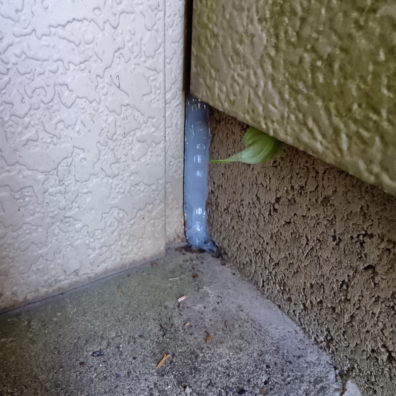 外壁の亀裂をパテで封鎖